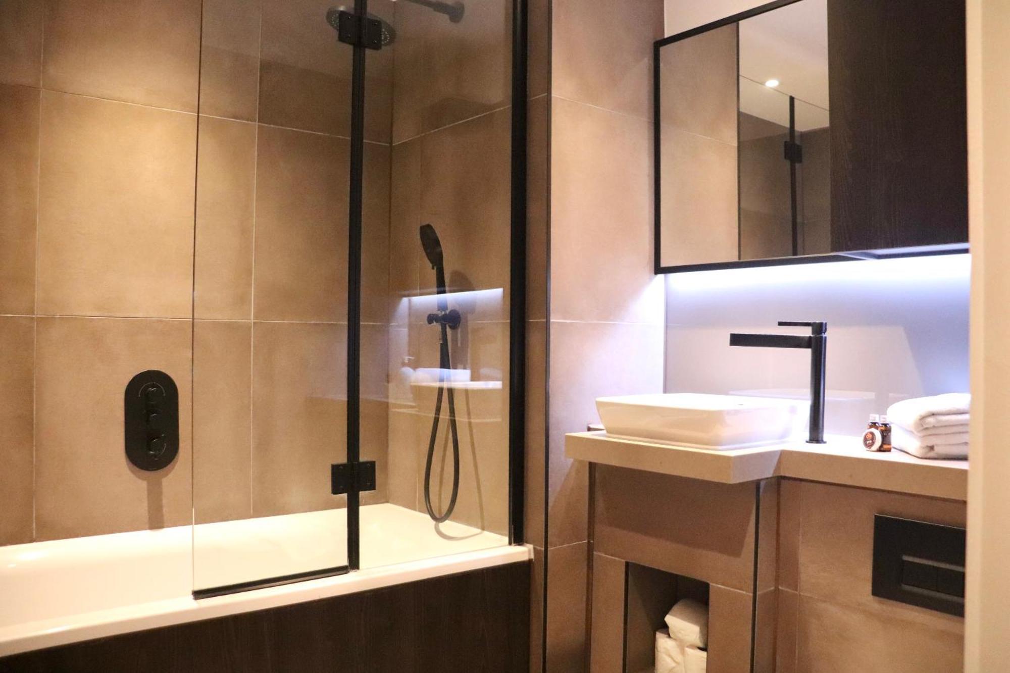Apartament Luxury 2 Bed Vauxhall, Balcony, Sleeps 4, - Open For Business Stays, Long Stays, Families Relocating *