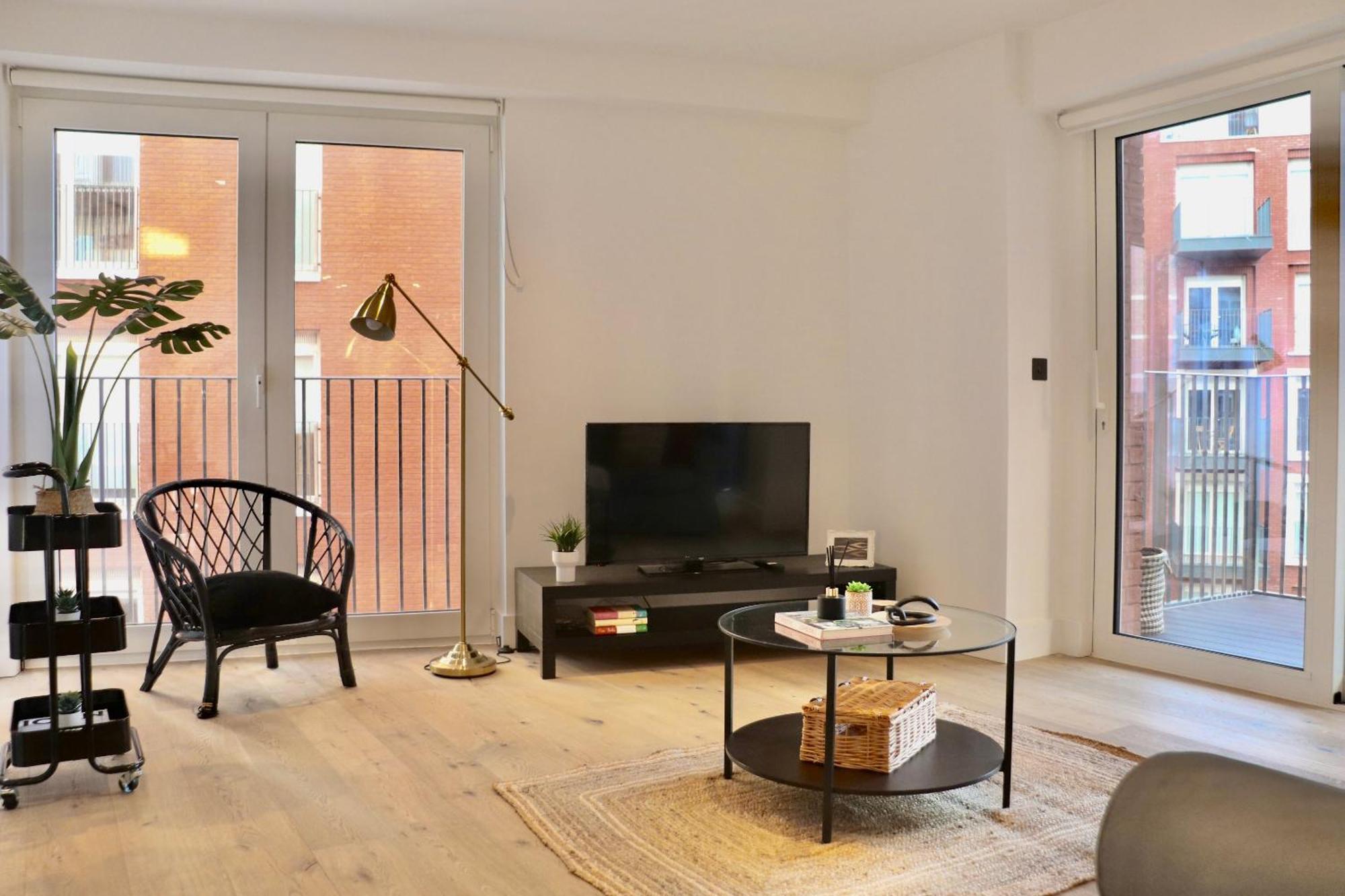 Luxury 2 Bed Vauxhall, Balcony, Sleeps 4, - Open For Business Stays, Long Stays, Families Relocating Londra