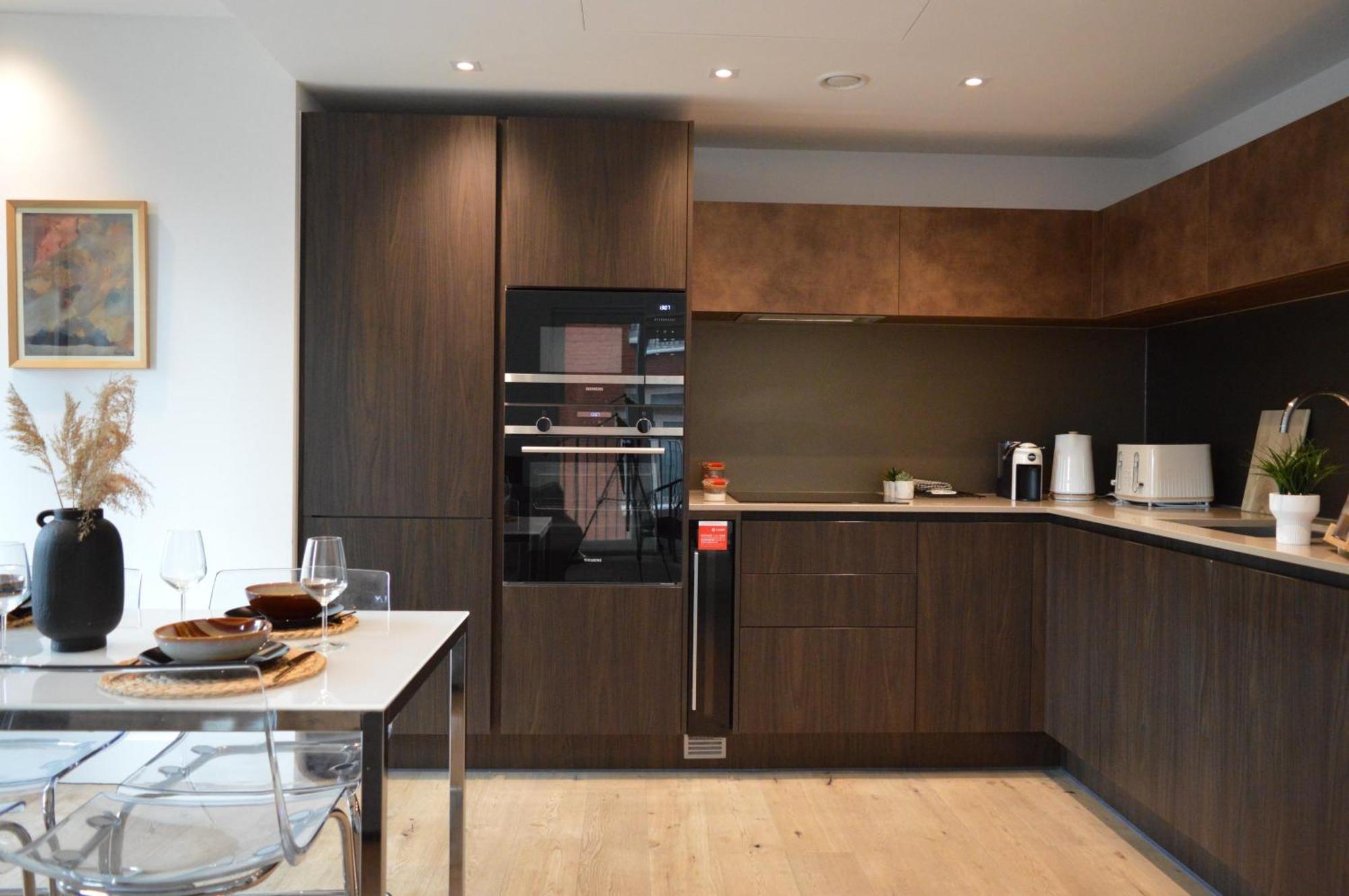 Apartament Luxury 2 Bed Vauxhall, Balcony, Sleeps 4, - Open For Business Stays, Long Stays, Families Relocating *