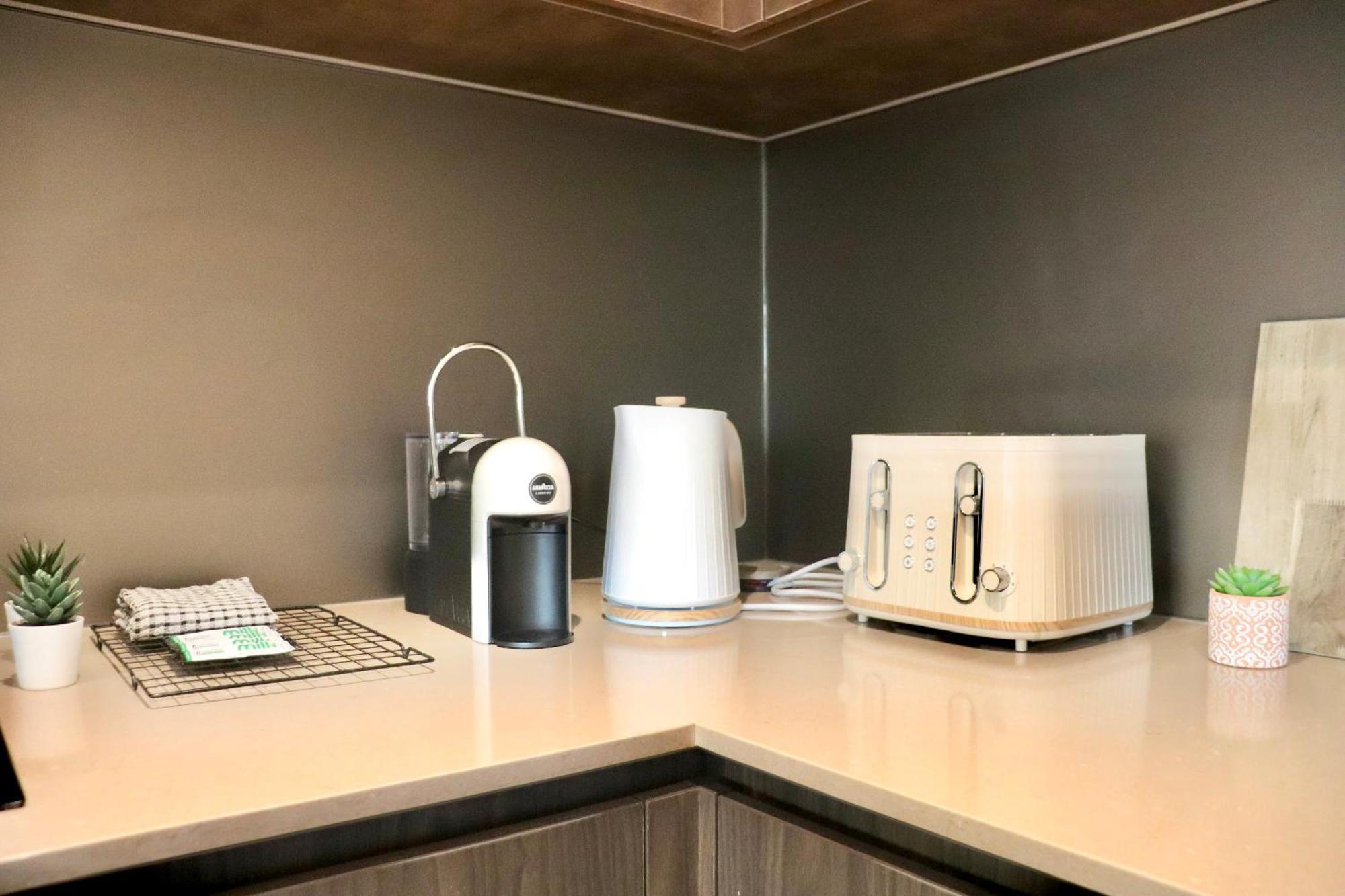 Apartament Luxury 2 Bed Vauxhall, Balcony, Sleeps 4, - Open For Business Stays, Long Stays, Families Relocating