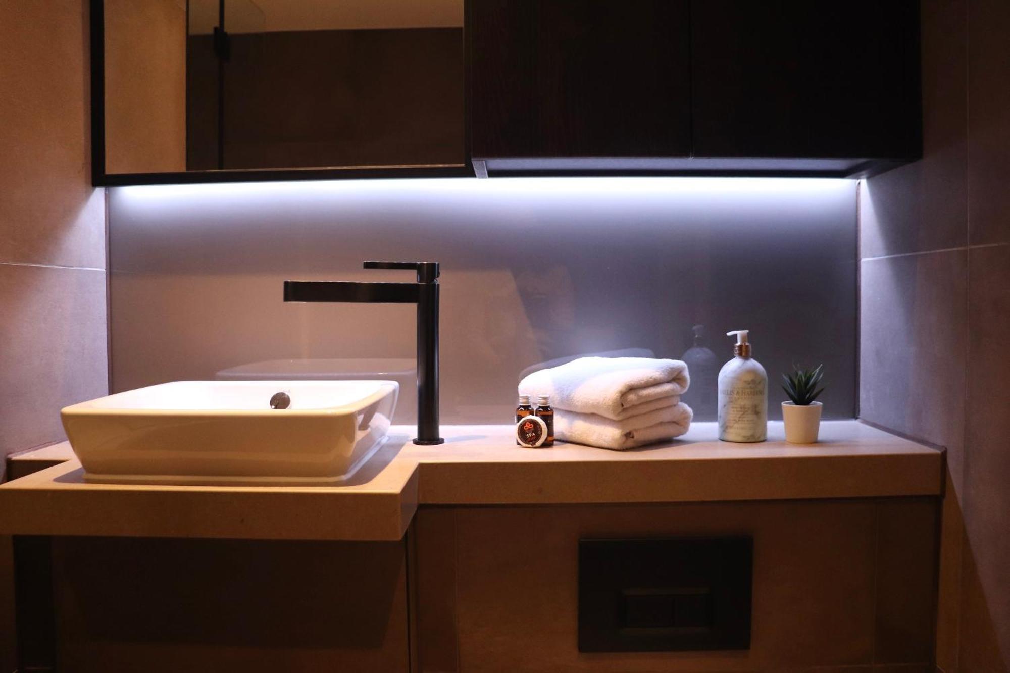 Luxury 2 Bed Vauxhall, Balcony, Sleeps 4, - Open For Business Stays, Long Stays, Families Relocating Apartament Londra