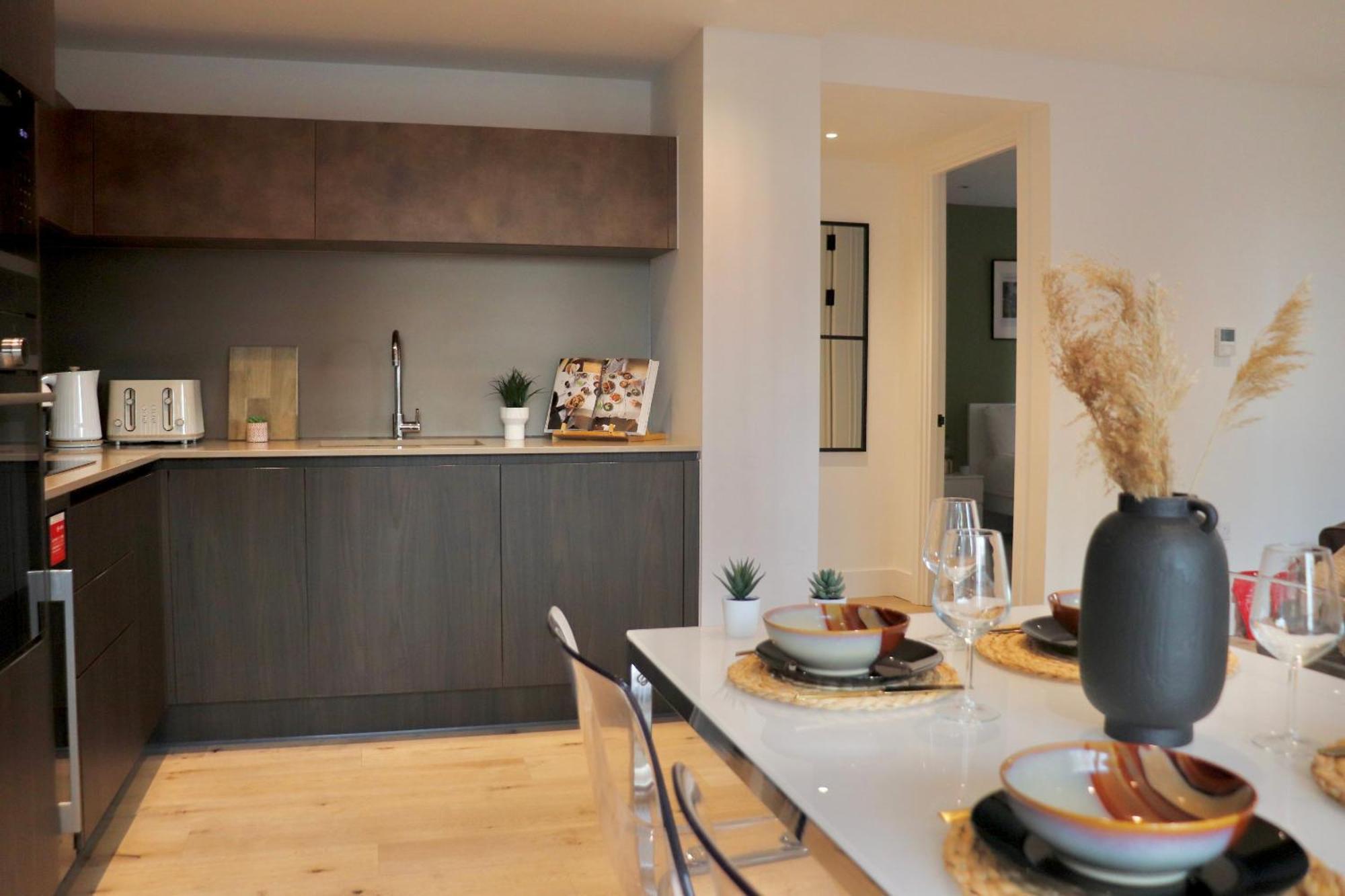 Luxury 2 Bed Vauxhall, Balcony, Sleeps 4, - Open For Business Stays, Long Stays, Families Relocating Apartament