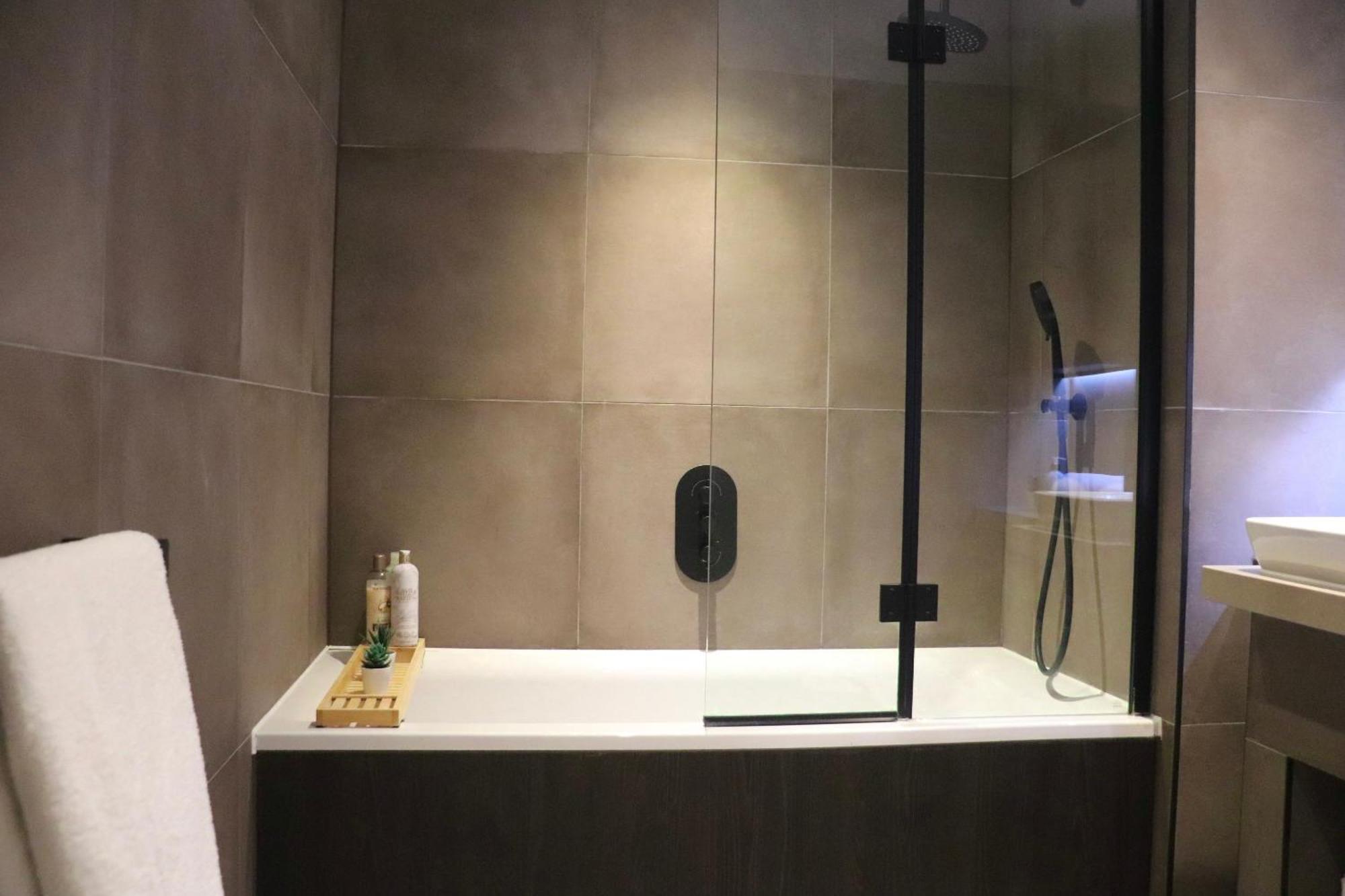 Luxury 2 Bed Vauxhall, Balcony, Sleeps 4, - Open For Business Stays, Long Stays, Families Relocating Apartament *
