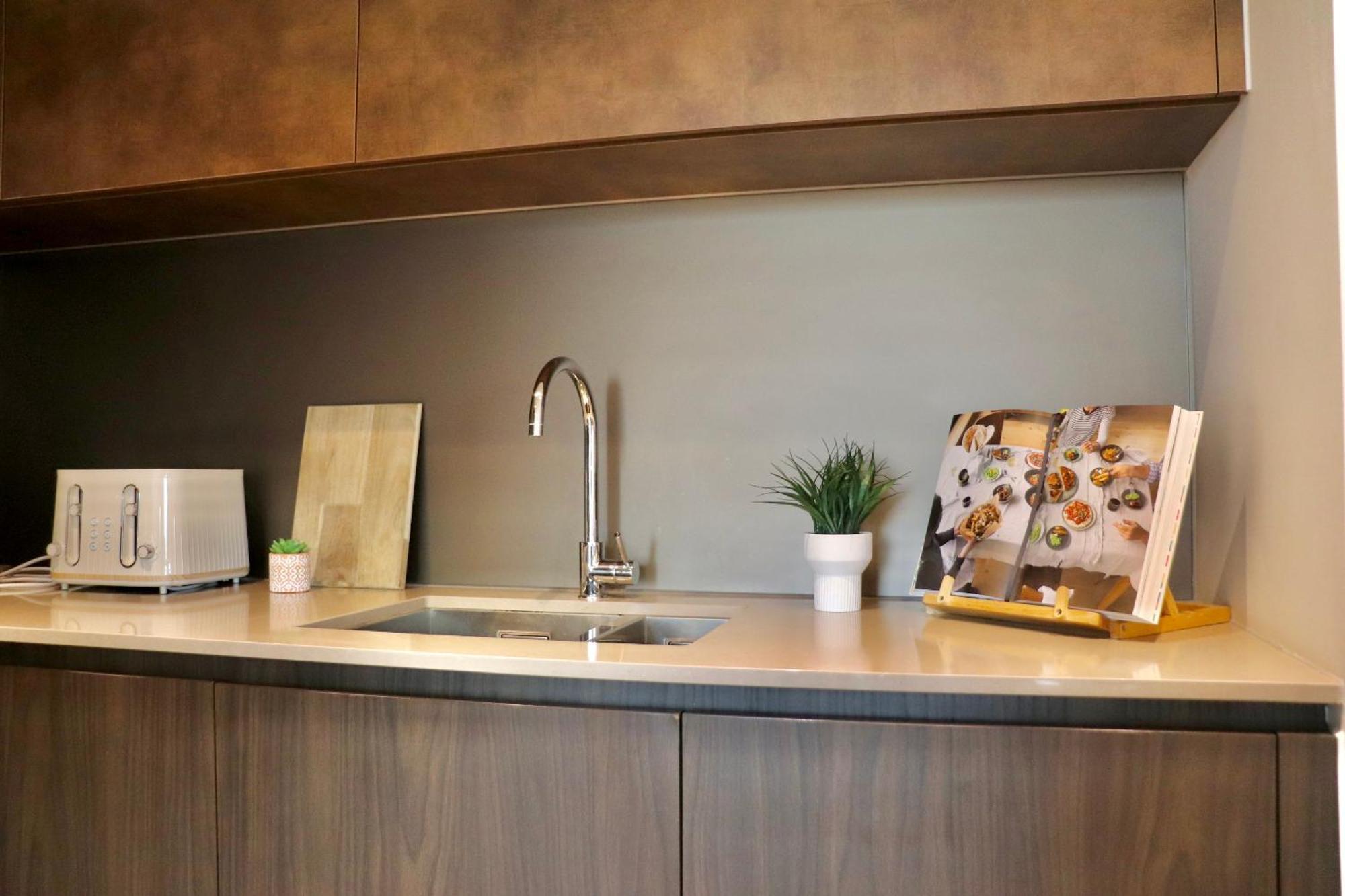 Apartament Luxury 2 Bed Vauxhall, Balcony, Sleeps 4, - Open For Business Stays, Long Stays, Families Relocating Londra